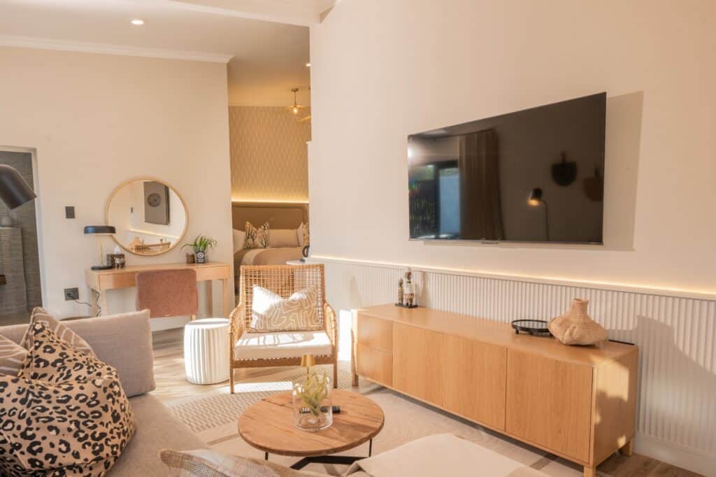 Lux Private - Sitting area with TV