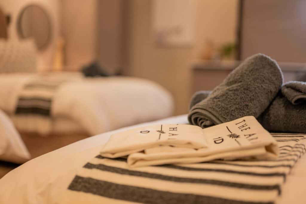 Quadruple Room - Artful Bed shot