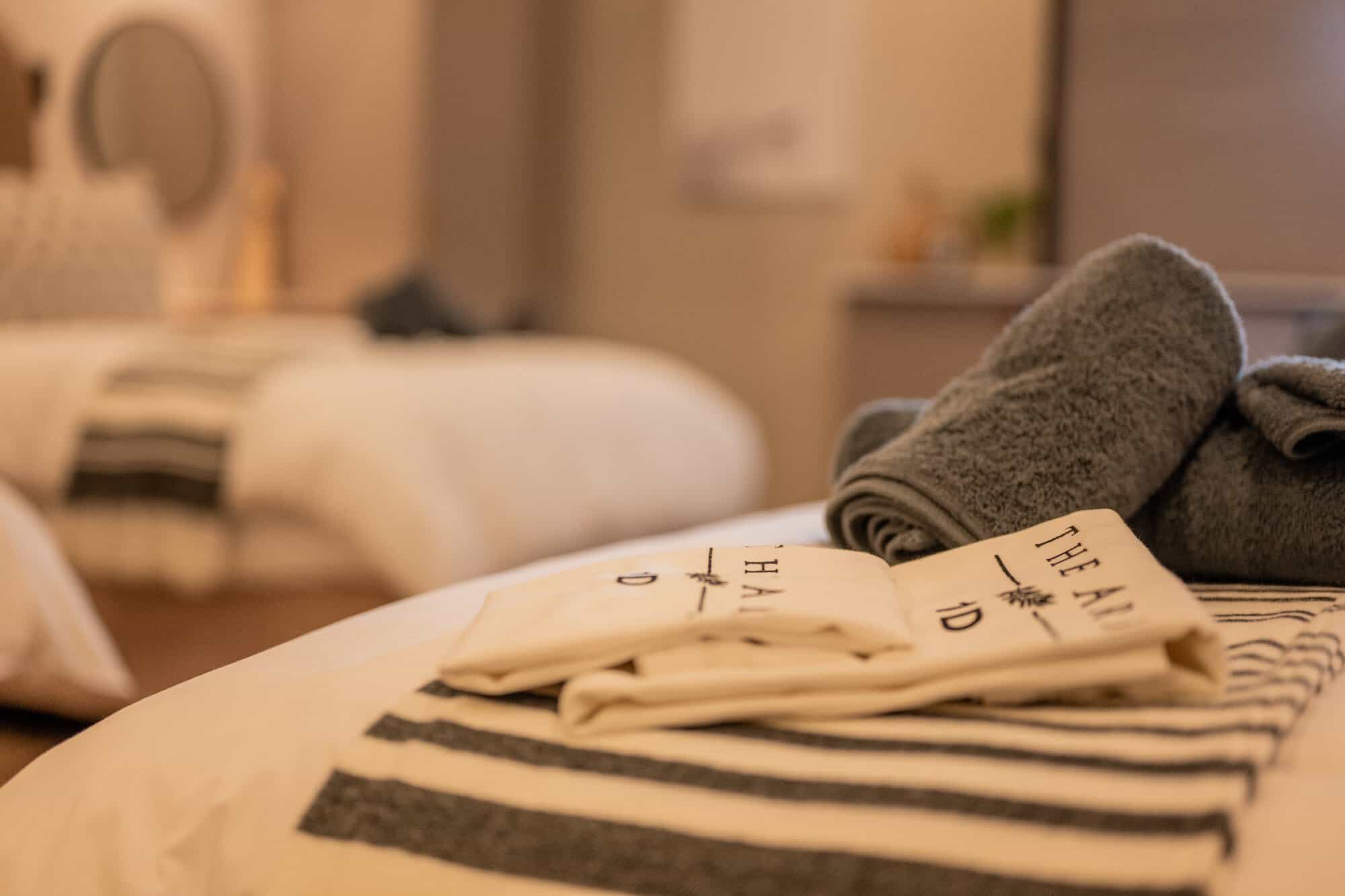 Quadruple Room - Artful Bed shot